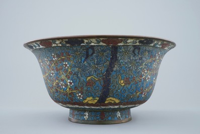 Een Chinese cloisonn&eacute; kom met "De paarden van Mu Wang", Ming