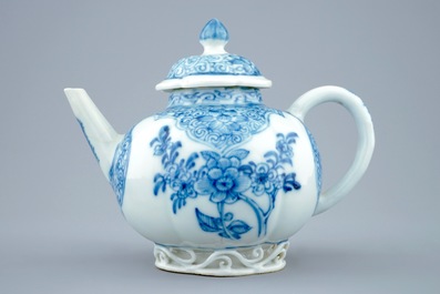 A Chinese blue and white teapot and cover, Yongzheng, 1723-1735