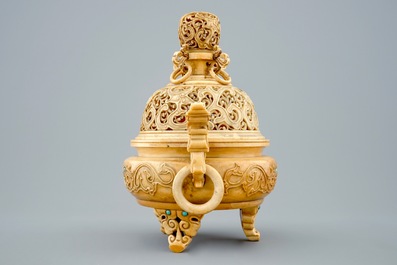 Un br&ucirc;le-parfum en ivoire sculpt&eacute; sur socle en bois, Chine, 19&egrave;me