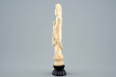 Une figure de Guanyin en ivoire sculpt&eacute; sur socle en bois, 19&egrave;me