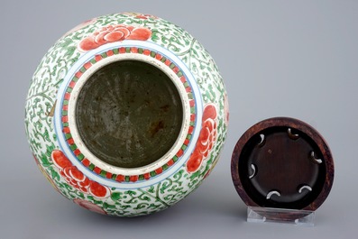 A Chinese wucai vase with foo dogs, Transitional period, 1620-1683