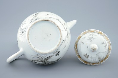 Een fijne Chinese theepot met deksel met grisaille en verguld landschapsdecor, Yongzheng/Qianlong