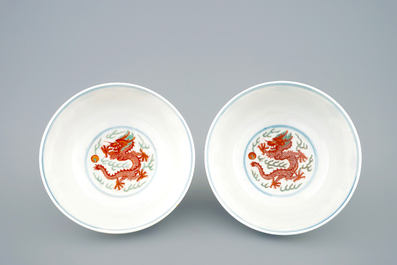 Une paire de bols aux dragons et ph&eacute;nix en porcelaine de Chine wucai, marque et p&eacute;riode de Guangxu