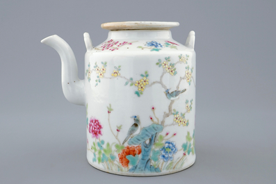 Een Chinese famille rose theepot met deksel, Xianfeng merk en periode