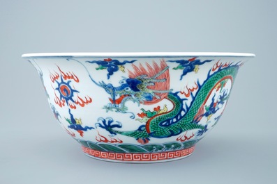 Een grote Chinese wucai drakenkom, 19e eeuw