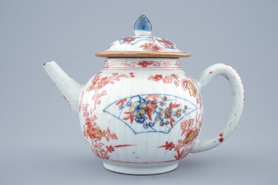 Een Chinese theepot met deksel in Imari-stijl, Kangxi