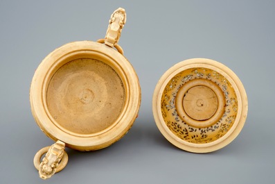 Un br&ucirc;le-parfum en ivoire sculpt&eacute; sur socle en bois, Chine, 19&egrave;me