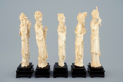 Een set van vijf Chinese ivoren beauties op houten sokkel, 19e eeuw
