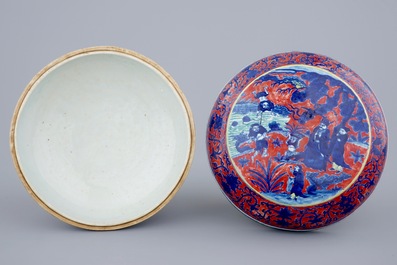 Een Chinese dekselkom met rode fondkleur, 19/20e eeuw