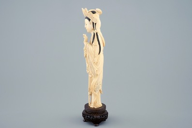 Une figure de Guanyin en ivoire sculpt&eacute; sur socle en bois, d&eacute;but du 20&egrave;me