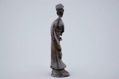 A Chinese bronze figure of a lady with a flower basket, 18/19th C.