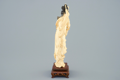 Een Chinese ivoren figuur van een vrouw op sokkel, ca. 1900