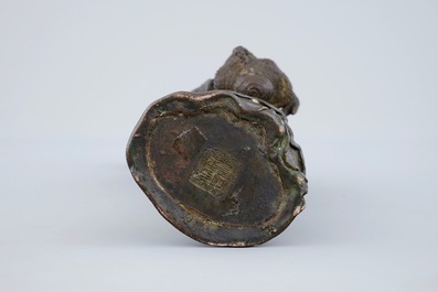 A Chinese bronze figure of a lady with a flower basket, 18/19th C.