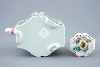 Een Chinese famille verte theepot met deksel, Kangxi