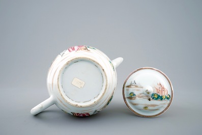 Een Chinese famille rose theepot met Europees decor van het "Afscheid van de zeeman", Qianlong, 18e eeuw
