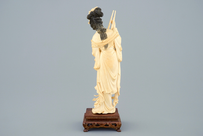 Een Chinese ivoren figuur van een vrouw op sokkel, ca. 1900