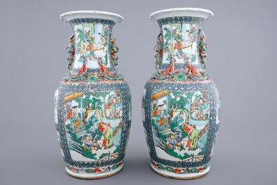 Une paire de vases en porcelaine de Chine famille verte, 19&egrave;me