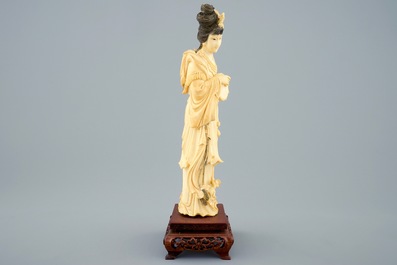 Une figure d'une musicienne en ivoire sculpt&eacute; sur socle, d&eacute;but du 20&egrave;me