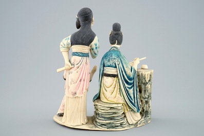 Een Chinese polychrome ivoren groep van dames met kind, 19/20e eeuw
