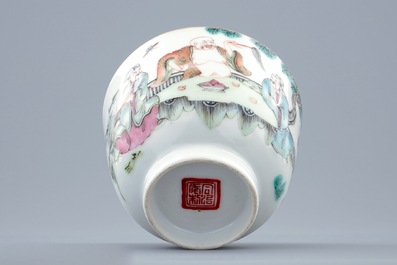 Une tasse surprise en porcelaine de Chine famille rose, marque et p&eacute;riode de Xianfeng
