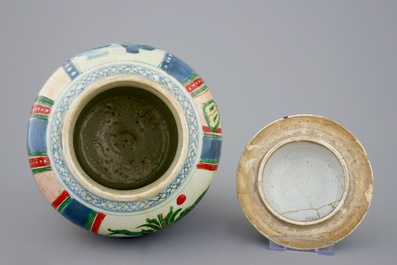 Een Chinese wucai dekselvaas, Transitie periode, 1620-1683