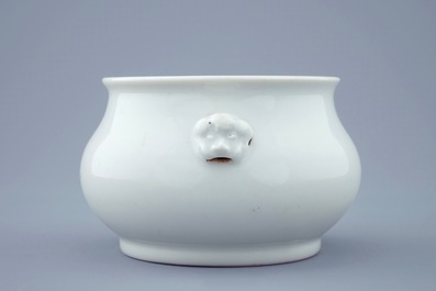 Un br&ucirc;le-parfum en porcelaine blanc de Chine aux t&ecirc;tes de lions, 18/19&egrave;me