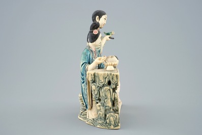 Een Chinese polychrome ivoren groep van dames met kind, 19/20e eeuw