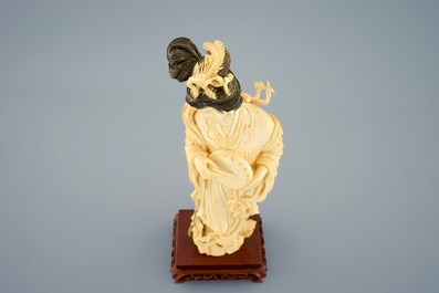 Une figure d'une musicienne en ivoire sculpt&eacute; sur socle, d&eacute;but du 20&egrave;me