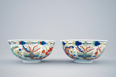 Une paire de bols aux dragons et ph&eacute;nix en porcelaine de Chine wucai, marque et p&eacute;riode de Guangxu
