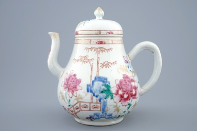 Een grote Chinese famille rose theepot, Yongzheng/Qianlong