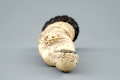Une figure de Guanyin en ivoire sculpt&eacute; sur socle en bois, 19&egrave;me