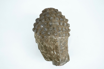 Une grande t&ecirc;te de Bouddha en pierre sculpt&eacute;e, Chine ou Tibet, poss. 16/17&egrave;me