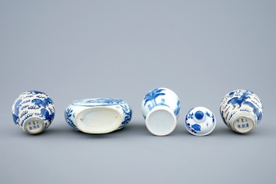 Un lot de 4 vases en porcelaine de Chine bleu et blanc, 18/19&egrave;me
