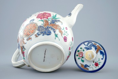 Een Chinese famille rose theepot met pseudo-tabaksbladeren decor, Qianlong, 18e eeuw