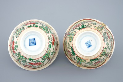 Een paar Chinese famille verte koppen en schotels, Kangxi