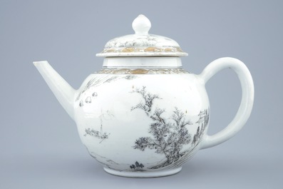 Een fijne Chinese theepot met deksel met grisaille en verguld landschapsdecor, Yongzheng/Qianlong