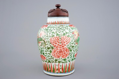 A Chinese wucai vase with foo dogs, Transitional period, 1620-1683