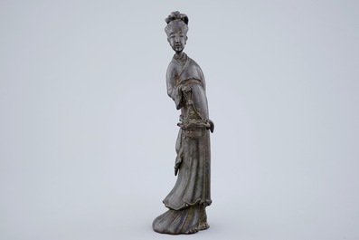 A Chinese bronze figure of a lady with a flower basket, 18/19th C.