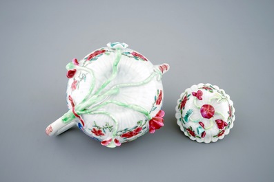 Een Chinese famille rose theepot met hanen, Yongzheng, 1723-1735