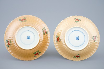 Een paar Chinese famille verte koppen en schotels, Kangxi