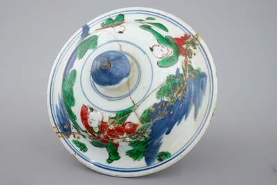 Een Chinese wucai dekselvaas, Transitie periode, 1620-1683