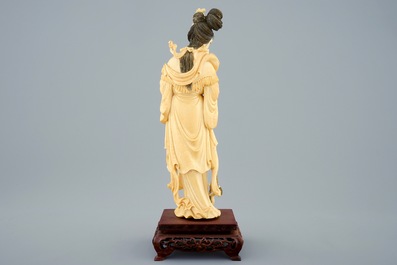 Une figure d'une musicienne en ivoire sculpt&eacute; sur socle, d&eacute;but du 20&egrave;me