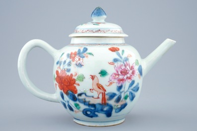 Een Chinese famille rose theepot met deksel, Qianlong