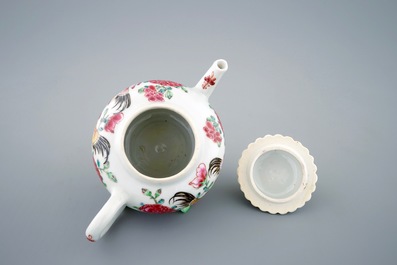 Een Chinese famille rose theepot met hanen, Yongzheng, 1723-1735