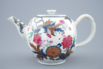 Een Chinese famille rose theepot met pseudo-tabaksbladeren decor, Qianlong, 18e eeuw