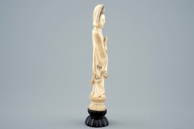 Une figure de Guanyin en ivoire sculpt&eacute; sur socle en bois, 19&egrave;me