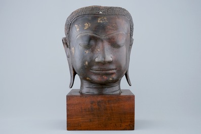 Une t&ecirc;te de Bouddha en bronze partiellement dor&eacute;, Asie du Sud Est, 19/20&egrave;me