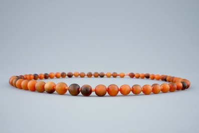Un collier chinois aux perles en corne de rhinoc&eacute;ros, 19&egrave;me