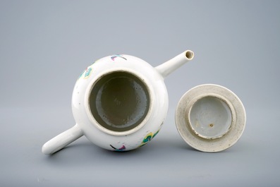 A Chinese famille rose teapot with Valentine dove pattern, Qianlong, 18th C.
