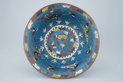Een Chinese cloisonn&eacute; kom met "De paarden van Mu Wang", Ming